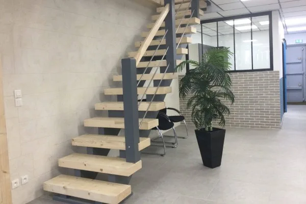 Escalier sur mesure en frêne style contemporain droit avec garde-corps bois et barres inox à Dreux [escalier droit]