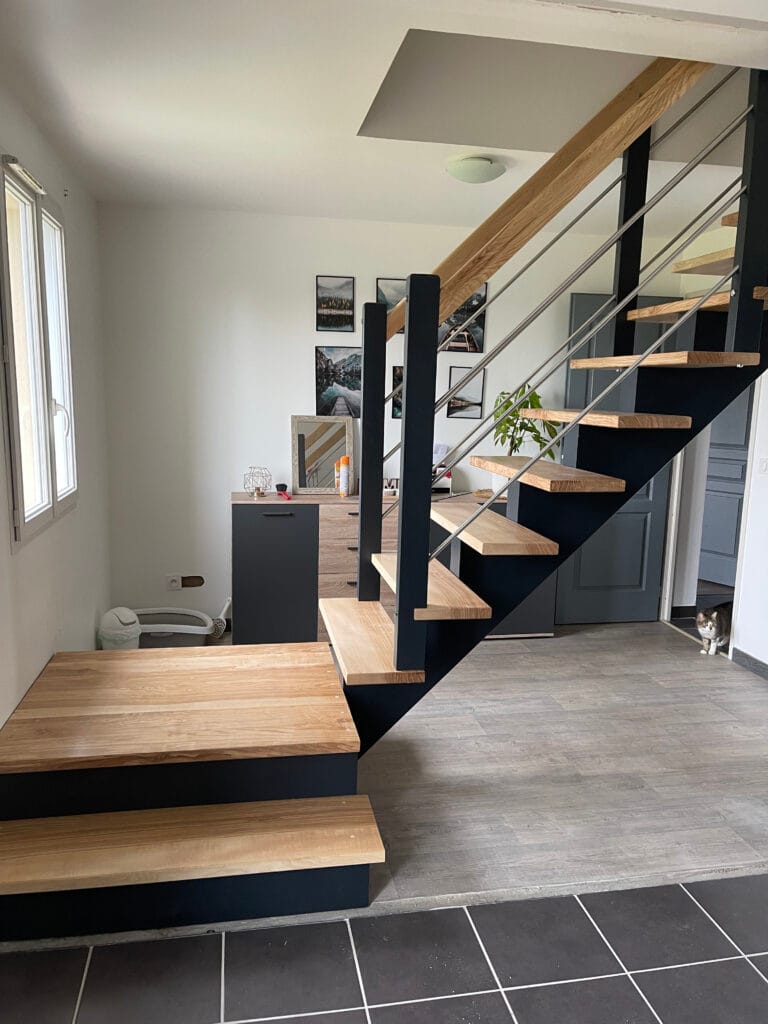 Escalier en bois sur mesure à Évreux, limon central et garde-corps inox, design contemporain, fabriqué en Normandie par Escalier Eure.