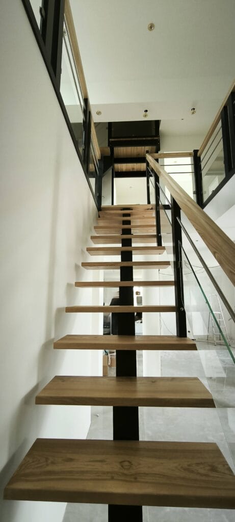 Escalier en bois sur mesure à Evreux, limon central, marches flottantes, design moderne et épuré dans une maison contemporaine. quart tournant Evreux