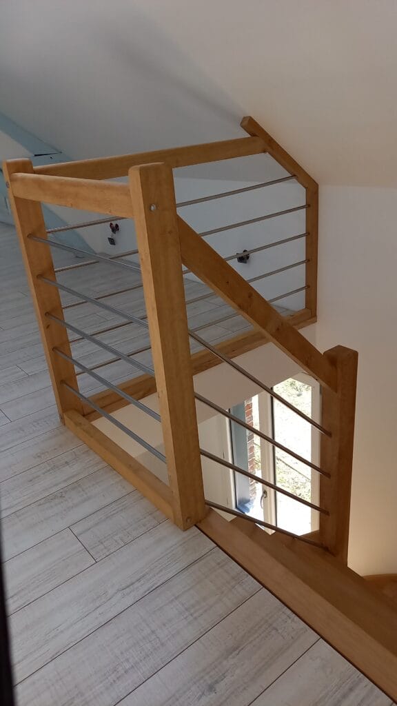 Garde-corps sur mesure en bois et inox à Brosville, installé sur une mezzanine moderne, sécurisant l’accès à l’escalier.escalier sur mesure Vernon